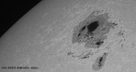 Taches solaire du 19 10 2014 ( énorme ) prise derrière de Maksutov 150 / 1800 et CCD Pla M Monochrome + Filtre IR + Filtre Continium + Filtre Astrosolar Baader D5 , Compiler et traiter direct avec AS!2 ici retenu 80%